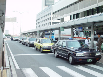 大阪国際空港(南ターミナル)タクシ－乗場